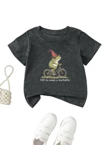 Détail de t-shirt à manches courtes pour tout-petit gris foncé, motif grenouille et texte.