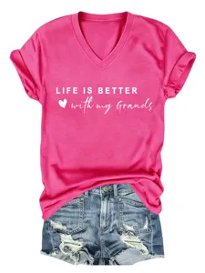 Gedetailleerd uitzicht op het roze V-hals korte mouw t-shirt met leuke grafische opdruk.