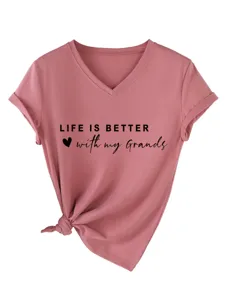 Close-up detail van dames grafisch V-hals t-shirt met stijlvolle knoopzoom ontwerp.