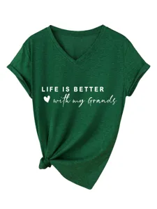 Donkergroen v-hals korte mouw t-shirt detail met witte tekstprint en geknoopt zoom.