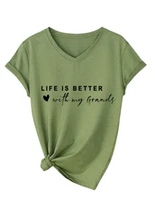 Gedetailleerd overzicht casual groen dames V-hals t-shirt met korte mouwen en print.