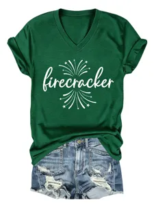 Camiseta verde casual de manga corta con cuello en V, estampado de fuegos y shorts vaqueros.