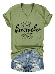 Moderna camiseta casual verde oliva con cuello en V y manga corta combinada con shorts.