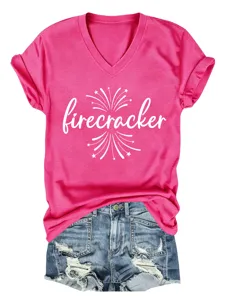 Camiseta rosa fucsia con cuello en V y manga corta combinada con shorts vaqueros de verano.