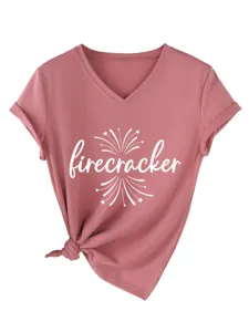 Detalle en primer plano de la camiseta rosa con cuello en V y estampado gráfico de fuegos.