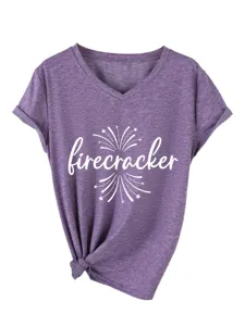 Camiseta morada de manga corta con cuello en V, estampado frontal y nudo en el dobladillo.