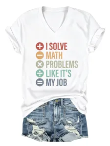 Nahaufnahme des lustigen Mathe-Grafikdrucks und V-Ausschnitts auf dem lässigen weißen T-Shirt.