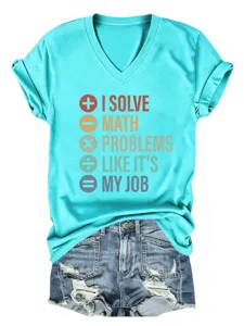 Detailaufnahme des leuchtend türkisfarbenen V-Ausschnitt Kurzarm-T-Shirts mit witzigem Mathe-Print.