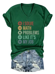 Nahaufnahme des grünen V-Ausschnitt T-Shirts mit witzigem Mathe-Problem Grafik-Aufdruck.