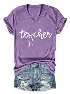 T-shirt femme décontracté violet à col V et manches courtes avec imprimé et short en jean.