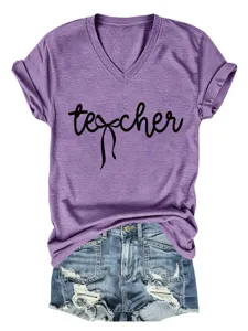 Gros plan détail du t-shirt à manches courtes col V violet avec joli imprimé nœud de prof.