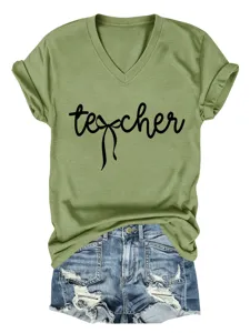Vue détaillée du t-shirt à manches courtes et col en V vert olive avec imprimé de lettres.