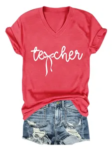 Vue rapprochée détaillée du t-shirt rouge à col V et manches courtes avec imprimé nœud.