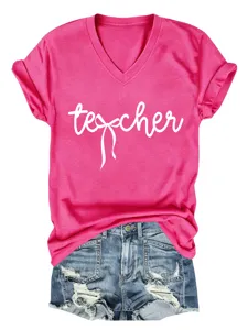 Vue détaillée du t-shirt rose à col en V et manches courtes avec joli imprimé de nœud.