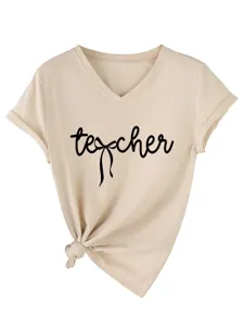 Détail de t-shirt femme beige col V style décontracté avec impression sur poitrine.