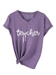 Vue détaillée du t-shirt violet décontracté à col en V avec joli graphique de nœud.