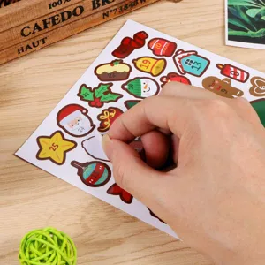 Detailaufnahme von Weihnachtselastischen DIY-Aufklebern für Kinder mit festlichen Motiven.