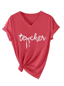 T-shirt rouge à col V pour femmes avec imprimé de lettres et ourlet noué élégant et tendance.