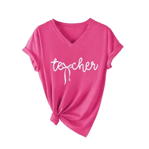 T-shirt décontracté à manches courtes et col en V pour femme avec imprimé nœud et ourlet noué.