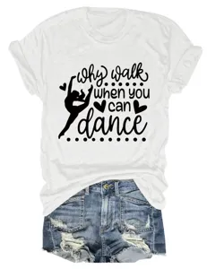 Λεπτομέλεια από το casual λευκό γυναικείο t-shirt με το χορευτικό γραφικό σχέδιο.