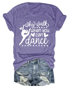 Λεπτομερής εικόνα του γυναικείου casual T-shirt κοντομάνικου με όμορφο σχέδιο χορού.
