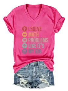Lässiges Damen V-Ausschnitt Kurzarm T-Shirt mit lustigem Mathe-Druck und Jeans-Shorts Detail.