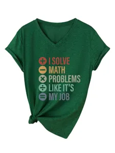 Dunkelgrünes V-Ausschnitt Grafik-T-Shirt Detail, cooler Mathe-Spruch und Frontknoten.