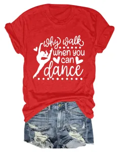 Κόκκινο γυναικείο κοντομάνικο t-shirt με τύπωμα χορού και τζιν σορτς για καθημερινό στυλ.