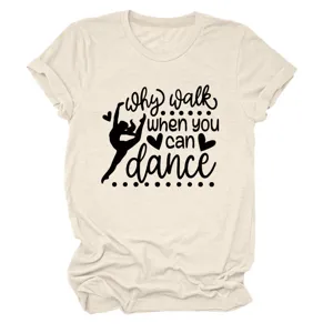 Λεπτομερής λήψη του μπεζ κονtoμανικου t-shirt με τύπωμα χορού στο μπροστινό μέρος.