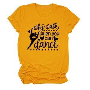 Λεπτομερής όψη του κίτρινου κοντομάνικου t-shirt με εμπνευσμένο σχέδιο χορεύτριας.