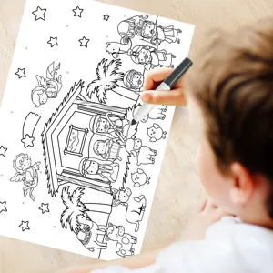 Enfants coloriant une affiche de crèche de Noël avec des feutres, vue de détail de bricolage.