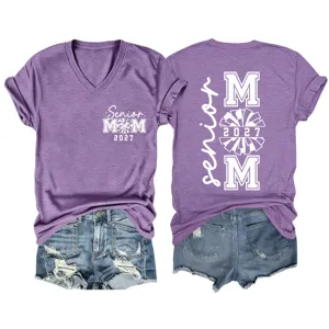 Damen lila V-Ausschnitt Kurzarm T-Shirt kombiniert mit Jeansshorts, Freizeit Grafikshirt.