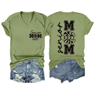 Olivengrünes V-Ausschnitt Kurzarm-T-Shirt mit Senior Mom 2027 Print und Jeansshorts-Set.
