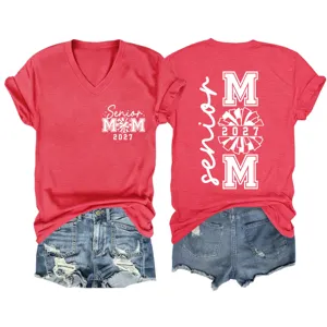 Modisches Senior Mom 2027 Kurzarm V-Ausschnitt rotes T-Shirt mit Jeansshorts Detailansicht.