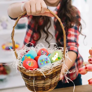 Bonitos adhesivos de huevos de Pascua y decoraciones de cesta con diseños de conejitos.