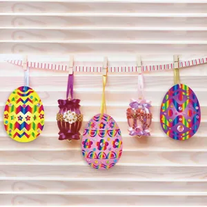 Decoración colgante de huevos de Pascua para rascar con estrás coloridos y detalles de cinta.