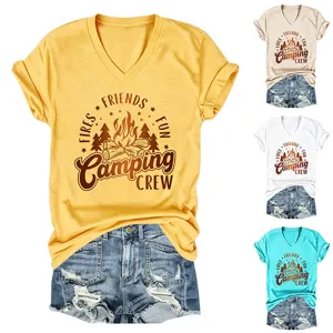 Camiseta gráfica casual de mujer con cuello en V y manga corta con shorts de mezclilla, camping.