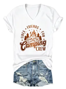 Vista detallada de camiseta blanca de mujer con cuello en V y manga corta con camping print.