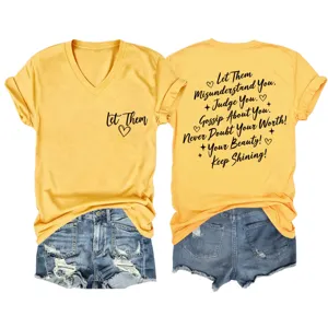 Gelbes Damen V-Ausschnitt Kurzarm T-Shirt mit Aufdruck und kurzen ausgefransten Jeansshorts.