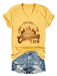 Camiseta casual amarilla de cuello en V para mujer combinada con pantalones cortos de mezclilla.