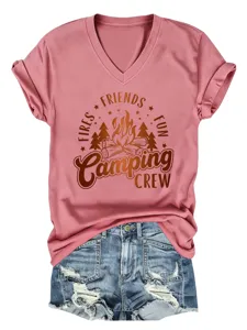 Camiseta de manga corta con cuello en V para mujer con pantalones cortos de mezclilla, camping.