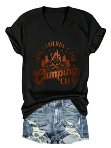 Camiseta negra de cuello en V manga corta con estampado de camping y pantalones cortos.