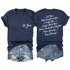 Detailansicht des dunkelblauen V-Ausschnitt Grafik-T-Shirts mit inspirierendem Zitatdruck hinten.