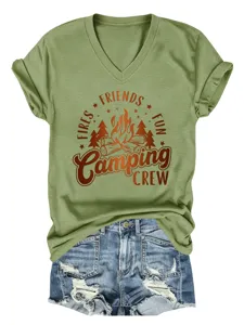 Primer plano de camiseta cuello V verde oliva con estampado gráfico de camping y mangas dobladas.