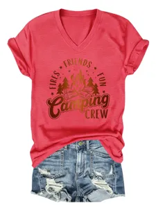 Detalle en primer plano de camiseta roja de manga corta con cuello en v y estampado de camping.