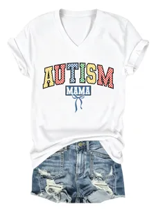 Close-up detail van het witte t-shirt met v-hals en korte mouwen en Autism Mama opdruk.