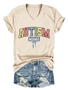 Gedetailleerd close-up van casual V-hals shirt met autisme grafische print en denim shorts.