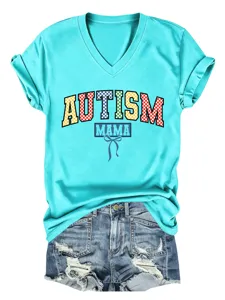 Close-up detail van een turquoise V-hals t-shirt met autisme slogan en spijkerbroekshorts.