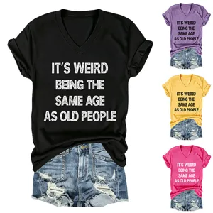 Λεπτομερής όψη casual γυναικείου t-shirt με V-neck, κοντό μανίκι και αστείο τύπωμα.