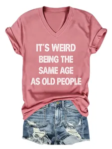 Λεπτομέρεια από casual ροζ T-shirt με V-λαιμόκοψη και πολύ αστείο τυπωμένο κείμενο.